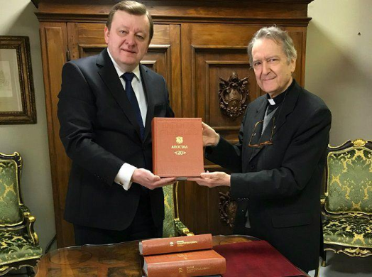 Беларусь подарила Ватикану факсимильное издание книг Скорины