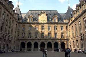 Старейшему университету Парижа подарена «Классика литератур СНГ»