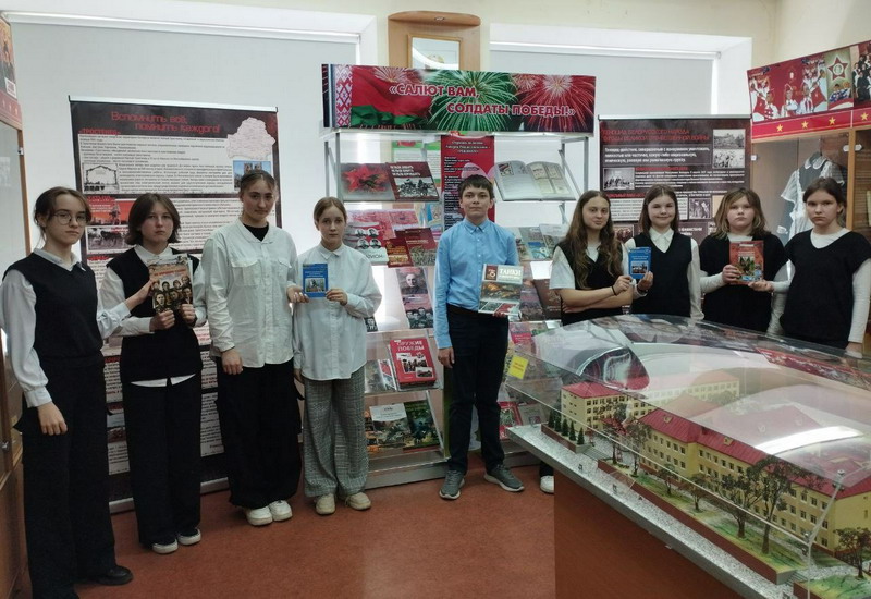 Дети представили русскоязычные книги о солдатах Победы на английском языке