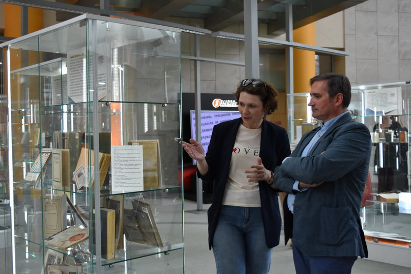 К столетию «алмаза знаний»: в библиотеке открылся  новый выставочный проект