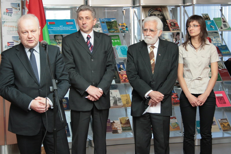 Дар Посольства Кубы Национальной библиотеке Беларуси