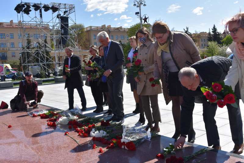 Помнить и чтить: сотрудники библиотеки возложили цветы к монументу Победы