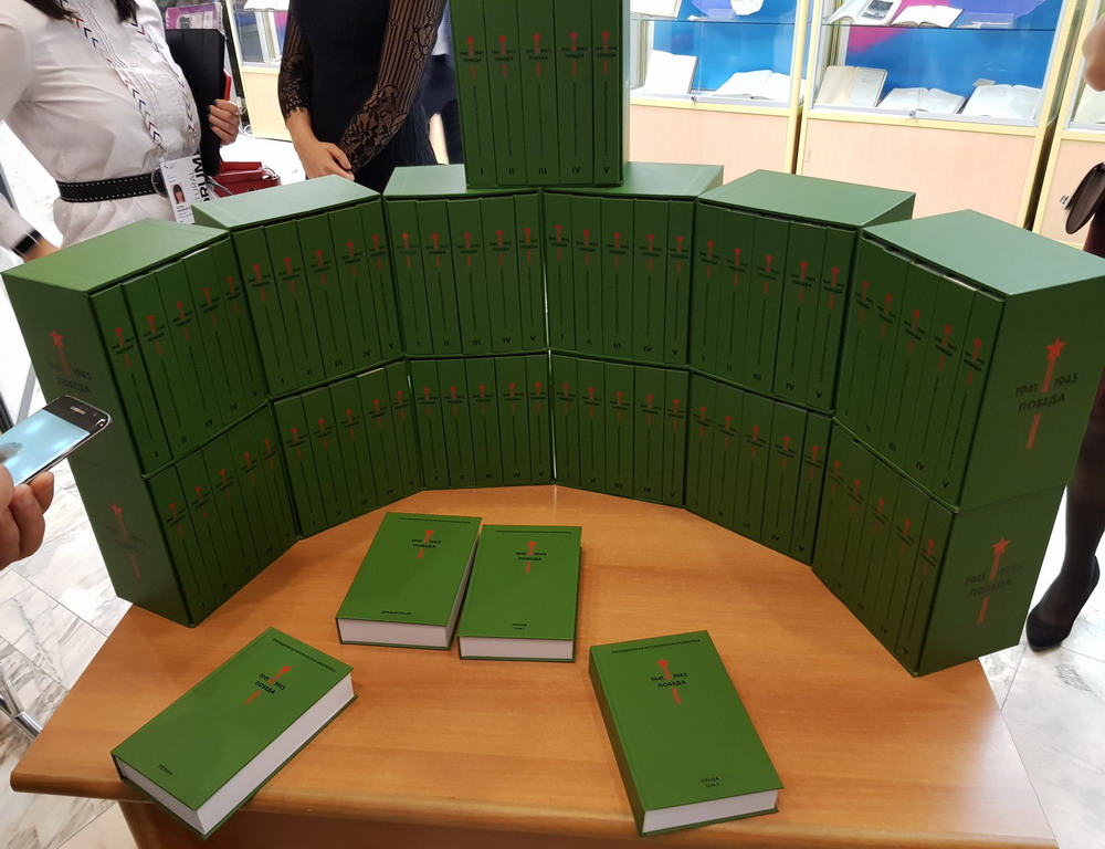 The Five-volume Book about the Great Victory Has Been Donated to the Library