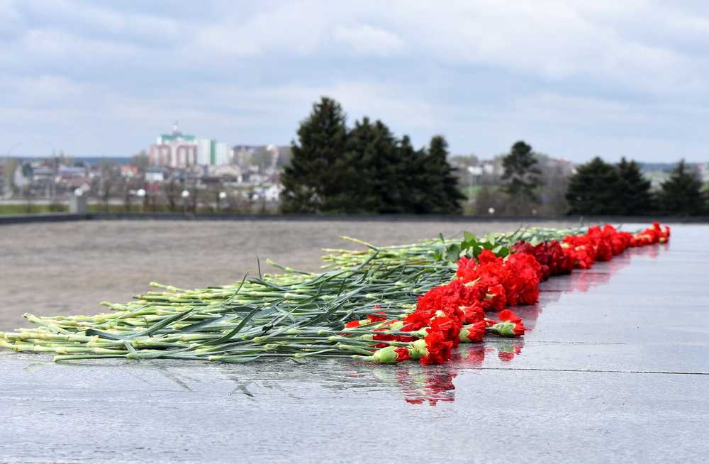A solemn laying of flowers took place at the Mound of Glory