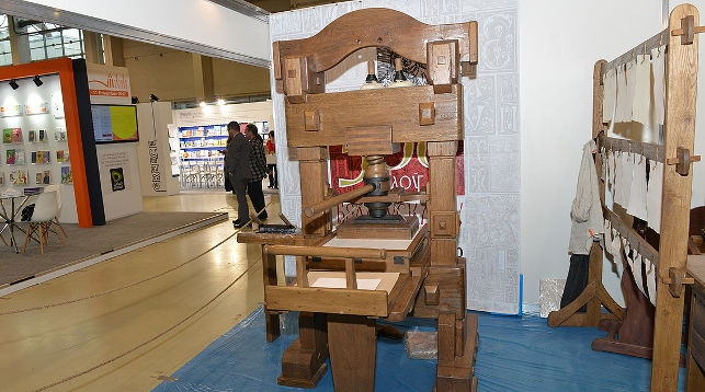 Белорусская делегация на Московской МКВЯ представила копию печатного станка XVI века