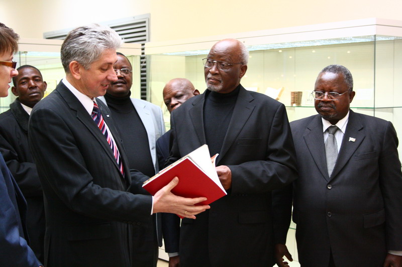 Vice-President of Zimbabwe visits the Library