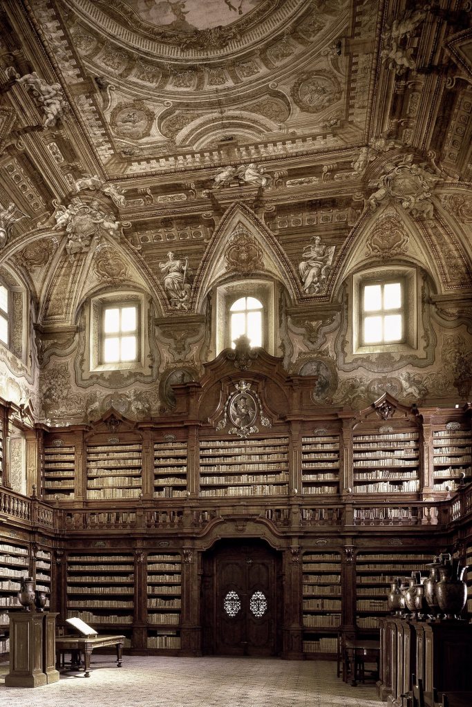 Библиотека Джироламини в Неаполе