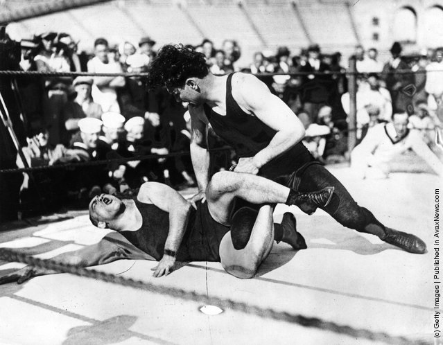 Поединок между Джеком Демпси (1895–1983) и Ленни Монтаной. (Фотография: Topical Press Agency/Getty Images). Апрель 1925 г. Источник: http://wrestling.com.ua