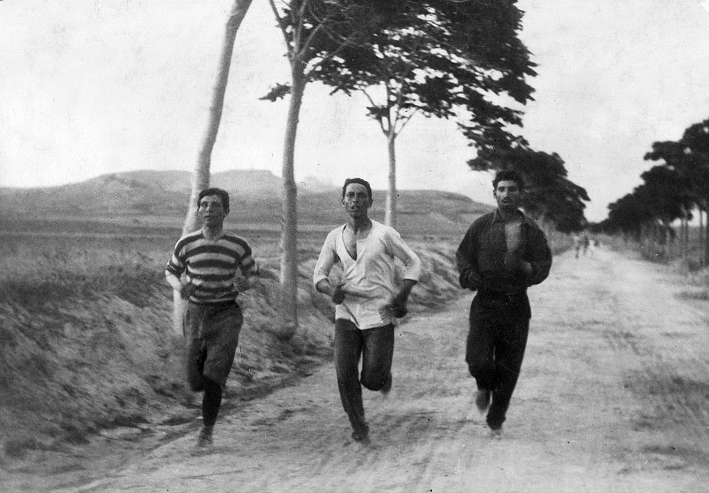 Спортсмены тренируются для участия в Олимпиаде 1896 г. Источник:  https://nogibogi.com