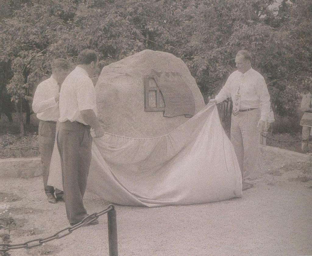 Камень з мемарыяльнай дошкай на месцы хаты, дзе нарадзіўся К. Чорны. 2000 г.