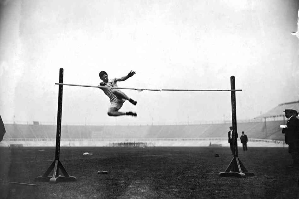 Альма Ричардс соревнуется в прыжках в высоту на соревнованиях в 1911 г. Источник: http://loveopium.ru