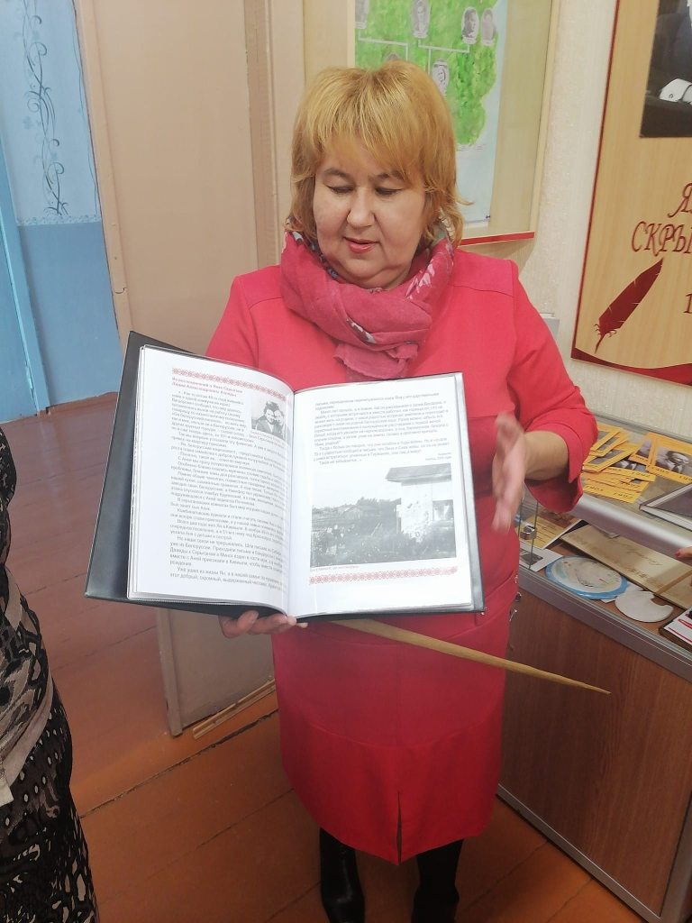 Ирина Тагиль показывает экспонаты.