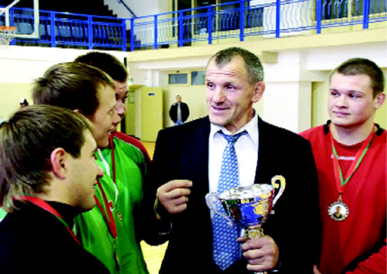 Igor Kanygin with wrestlers from Vitebsk. Source: www.nspaper.by