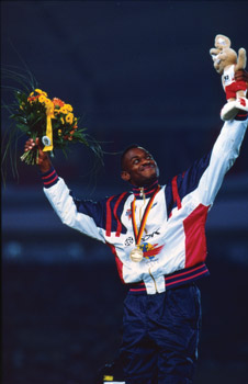Кевін Янг – алімпійскі чэмпіён 1992 г. Крыніца:  http://www.usatf.org/