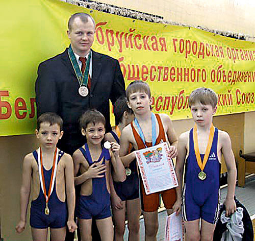 Taking photos with Sergey Lishtvan is an honour for young athletes. Source:  www.wiki.bobr.by