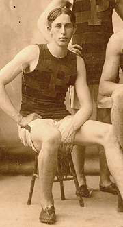Джон Цьюксберы падчас летніх Алімпійскіх гульняў 1900 г. Крыніца:  https://luna.ovh/