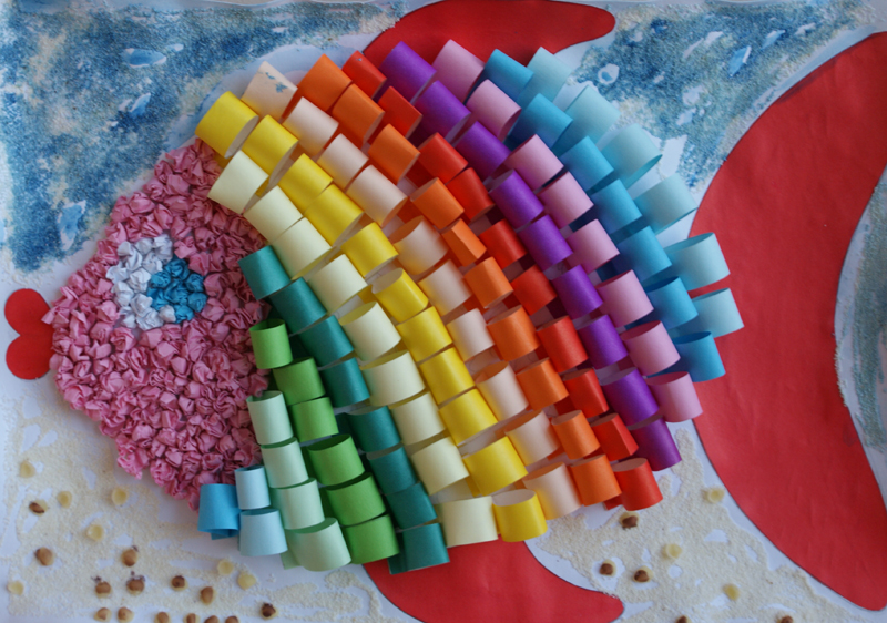 «Золотая рыбка». Материалы: цветная бумага, клей, манная крупа, краски. 
