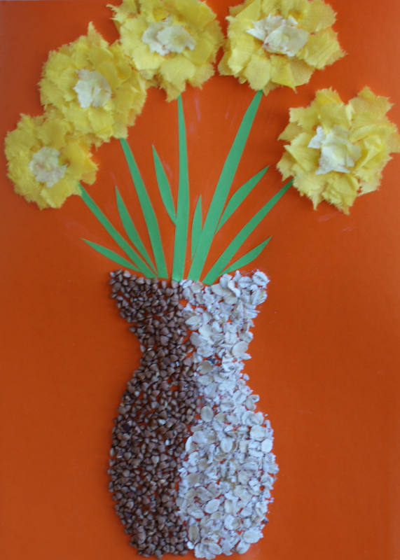 Sun in a vase. Materials: coloured paper, glue, buckwheat and oatmeal, napkins.
